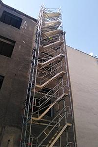 Lépcsős állvány az épülethomlokzaton