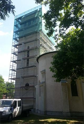 Felállványozott templomtorony