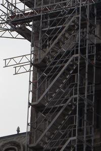 Lépcsős állvány egy épület oldalában