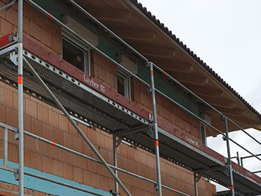 Családi ház homlokzatának felújítása állványról