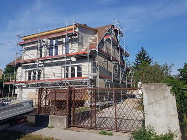 Családi ház teljes körű felújítása állványról