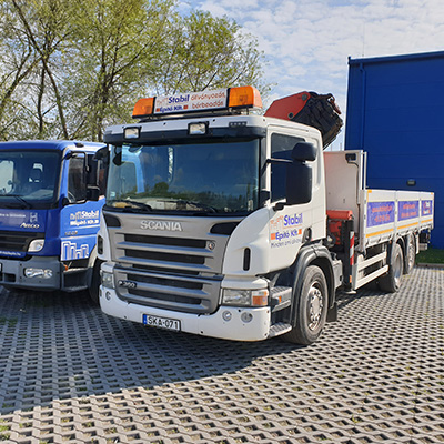 Családi ház homlokzatának felújítása állványról