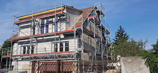 Családi házak, középületek állványozása