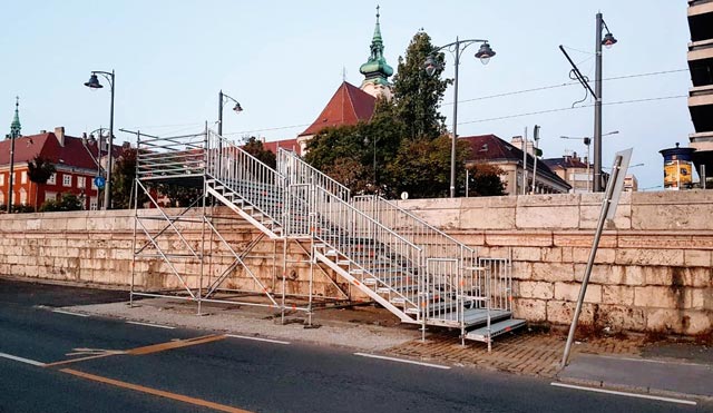 acél lépcső a budai rakparton