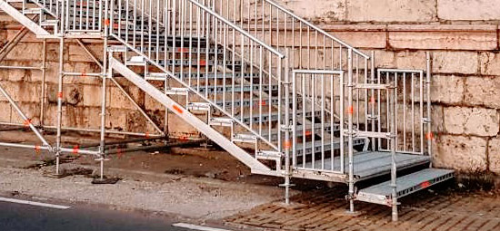 Gyalogos átkelő állványból (lépcső)