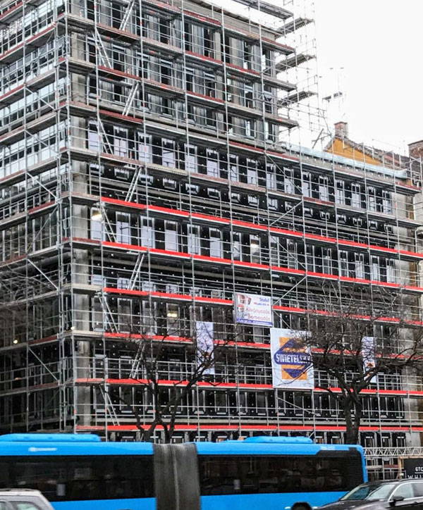 építési állvány az irodaházon