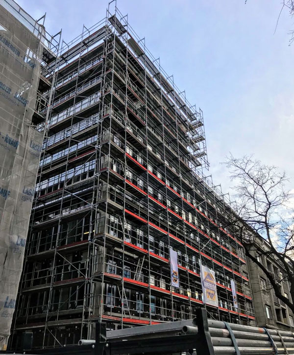 építési állvány a váci úti irodaházon