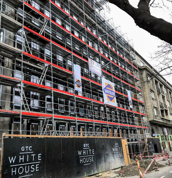 V47 irodaház állványzattal körbevéve