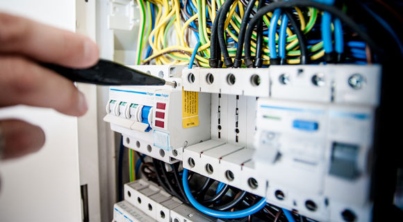 Elektromos kábelek szerelődobozban